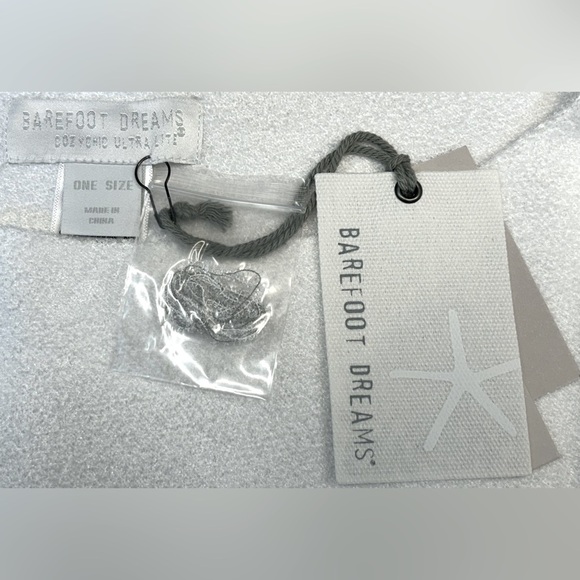 NWT Barefoot Dreams CozyChic Ultra Lite® Ocean Breeze Poncho Ombré Waterfall, OS - Picture 8 of 13